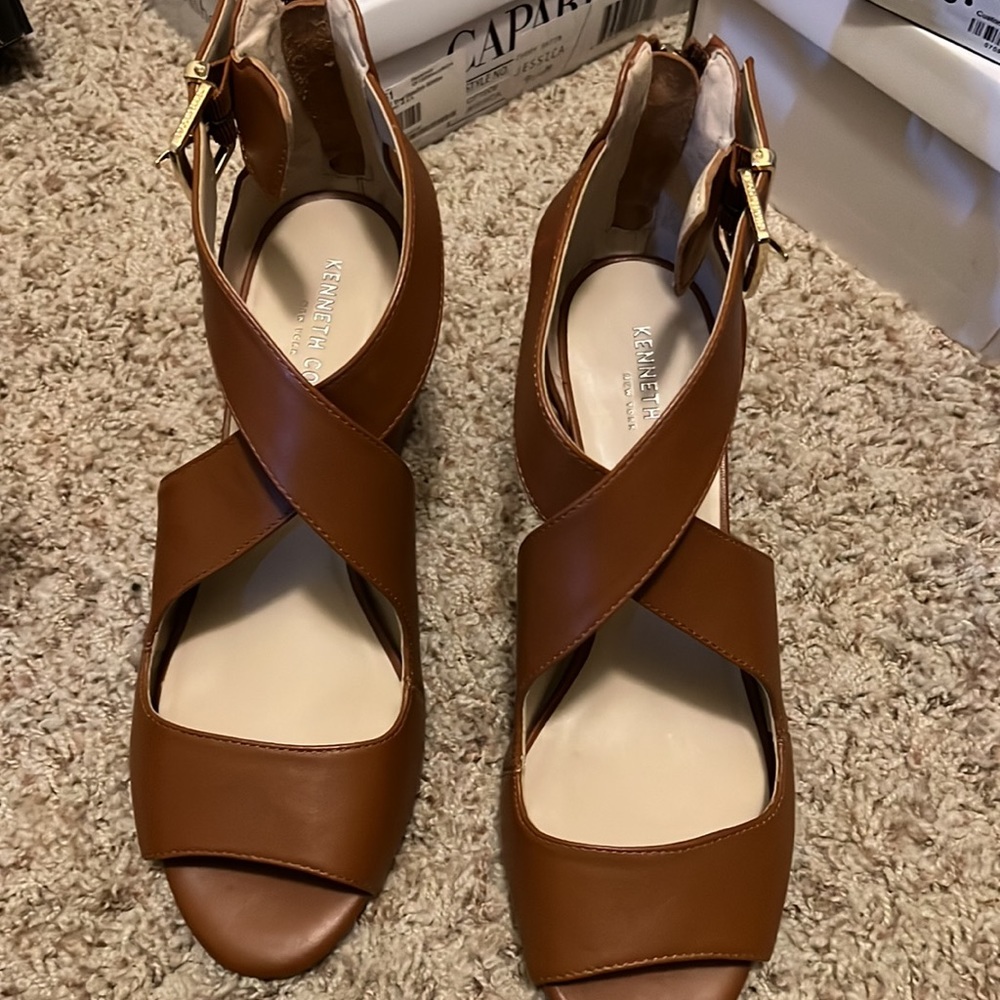 Kenneth Cole Hannon crisscross sandals size 10